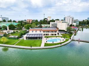 a building with a swimming pool in the middle of a river at Hotel Belinda Mamaia ex Gociman in Mamaia