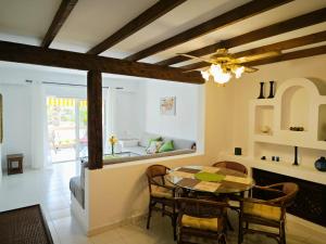 a kitchen and dining room with a table and chairs at Aldea de Meer in Torrevieja