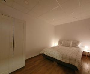 um quarto com uma cama com dois candeeiros em Apartamenty siostra i siostra em Łaziska