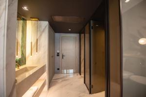 a hallway leading to a bathroom with a door at Hotel Belinda Mamaia ex Gociman in Mamaia