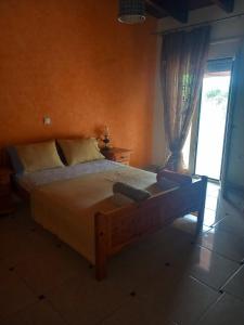 a bed in a room with a window and a bed sidx sidx sidx at Silver Coast Cottage Raches in Kouvéla