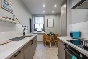 Η κουζίνα ή μικρή κουζίνα στο 36 Gdynia Centrum - Apartament Mieszkanie dla 10 osób