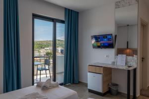 TV a/nebo společenská místnost v ubytování Monel Hotel