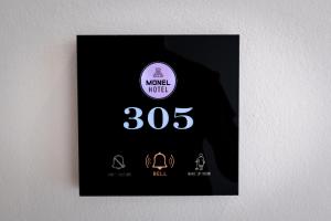 Majutusasutuses Monel Hotel olev sertifikaat, autasu, silt või muu dokument