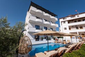 Bazén v ubytování Monel Hotel nebo v jeho okolí
