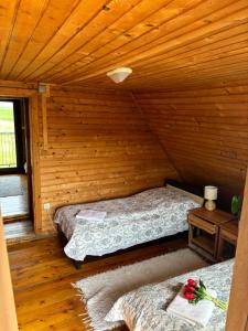 una camera con due letti in una baita di legno di Turul Apartmanok Enying-Balatonbozsok a Balatonbozsok