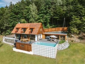 Sankt Johann im SaggautalDas Hundert am Eichberg, Südsteiermark的带游泳池的房子的俯视图