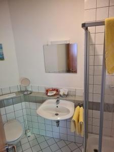 Ένα μπάνιο στο Logis Hotel Stadt Neustadt +12 φωτογραφίες