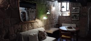 Posezení v ubytování LA CHASCONA DI FARNESE casa di tufo nel borgo