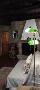 Postel nebo postele na pokoji v ubytování LA CHASCONA DI FARNESE casa di tufo nel borgo
