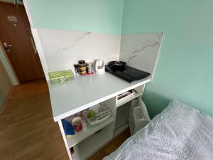 Habitación pequeña con encimera y cama en Loft apartment Svahova 6 en Karlovy Vary