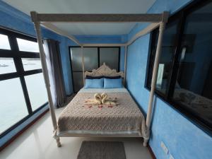 Postel nebo postele na pokoji v ubytování La Salangane Beach Hotel - Downtown