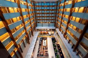 横滨阿索西亚新横滨酒店(Hotel Associa Shin-Yokohama)的建筑物中庭的俯视图 更多37张照片