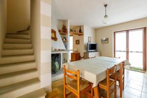 a kitchen and dining room with a table and chairs at Villetta Macchia Mediterranea in Cuglieri