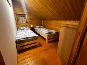 widok górny na dwa łóżka w kabinie w obiekcie Domki i Apartamenty Wieleń w mieście Wieleń