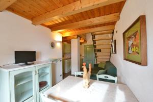 een woonkamer met een tafel met een kat erop bij Residence Au Vieux Grenier in Cogne