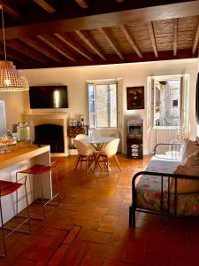 a living room with a table and chairs in a room at Casa vacanze ViaColoniola37 in Como