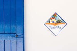 un aquilone con l'immagine di una casa accanto a una porta di HolidaySicily Alcamo Marina ad Alcamo Marina