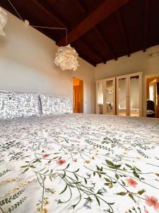 a bedroom with a large bed with a floral bedspread at Casa vacanze ViaColoniola37 in Como