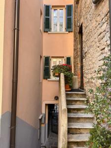 a stairway leading up to a building with a window at Casa vacanze ViaColoniola37 in Como