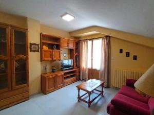 ガビンにあるApartamento EL PRADOのソファとテーブルのあるリビングルーム