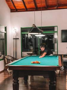 Biliár nebo kulečník v ubytování Ramboda Falls PLC