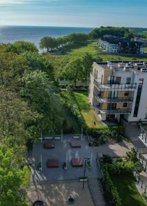 an aerial view of a building next to the ocean at Apartament na Klifie in Puck