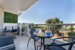 a balcony with a table with drinks on it at Arquus Little Hawaii in Salou