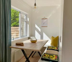 Habitación con mesa de madera y ventana. en Rock Pipit, Moor and Sea Holidays, five minutes drive to the sea, en Lynton