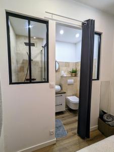 Kúpeľňa v ubytovaní Appartement cosy proche du port + 14 fotografií