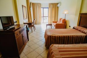 TV a/nebo společenská místnost v ubytování Hotel Hacienda Don Manuel