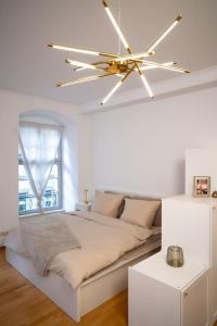 a bedroom with a bed with a ceiling fan at Barockes Wohnen am Marktplatz-Stadtmitte in Würzburg