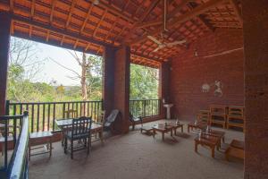 Konkan Nest Resort的阳台或露台