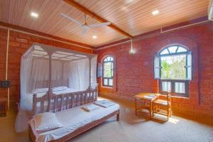 甘帕普拉Konkan Nest Resort的一间带床和砖墙的卧室