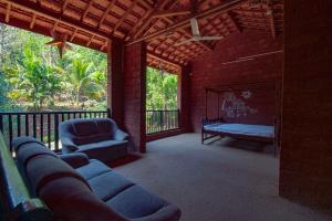 Konkan Nest Resort的阳台或露台