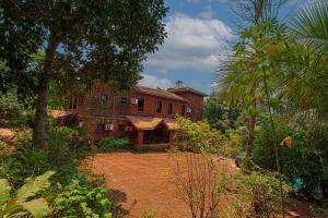 Konkan Nest Resort外面的花园