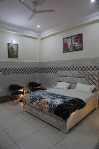 a bedroom with a large bed in a room at Luxury Room with 1 Double Bed in Haridwār +15 photos