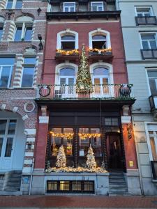 een gebouw met een kerstboom erop bij "Chez Ba'Nus" in Blankenberge