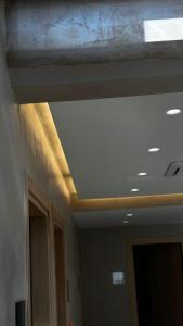techo en una habitación con luz en Rittson - Boutique Hotel en Vlorë