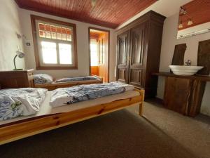 1 dormitorio con cama de madera y ventana en Penzion Rejviz en Rejvíz