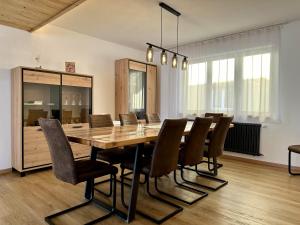 Fotografie z fotogalerie ubytování Ferienwohnung Kinzig-Chalet - Balkon - Für Kinder - mit Bettwäsche & Handtücher v destinaci Schenkenzell