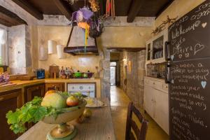 A kitchen or kitchenette at Dotira