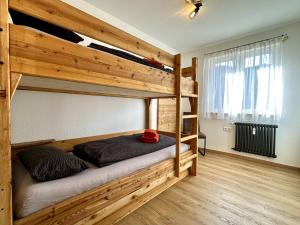 Postel nebo postele na pokoji v ubytování Ferienwohnung Kinzig-Chalet - Balkon - Für Kinder - mit Bettwäsche & Handtücher