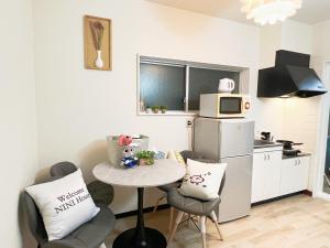 una piccola cucina con un tavolino in un piccolo appartamento di 池袋電車2分3Room 6人可 a Tokyo