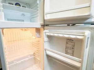 un frigorifero aperto con la porta aperta e il suo di 池袋電車2分3Room 6人可 a Tokyo