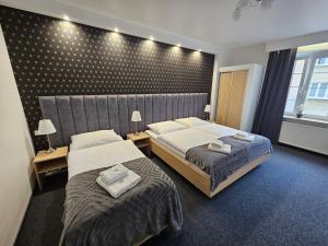 Posteľ alebo postele v izbe v ubytovaní Apartamenty N 25 Przy Kaponierze + 15 fotografií