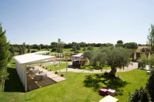 einen Blick über einen Garten mit einem Pavillon in der Unterkunft Hotel Luze El Villa in Castejón