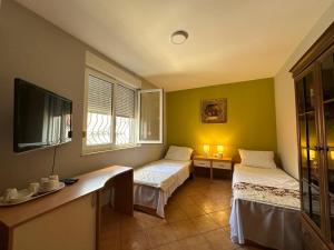 Habitación con 2 camas y TV. en Villa la Riva, en Mostar