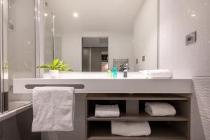 Uma casa de banho em Nemea Appart Hotel Concorde Toulouse Gare Matabiau