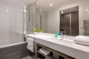 Uma casa de banho em Nemea Appart Hotel Concorde Toulouse Gare Matabiau